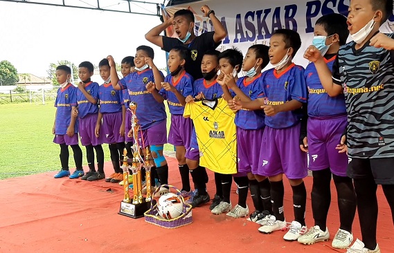 Gapura Bola - Menyambut Semangat dan Kebersamaan dalam Permainan Sepak Bola